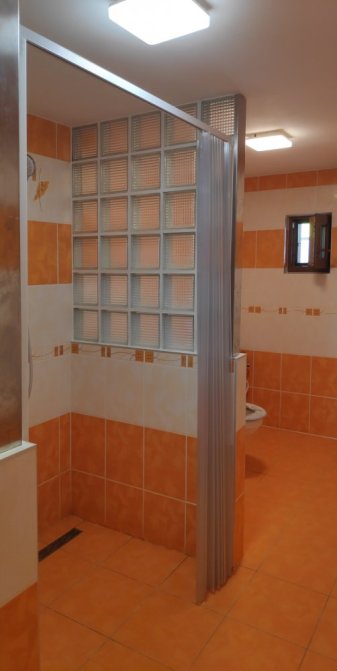 sprchové dveře - bezbariérový vstup - shrnuto vpravo