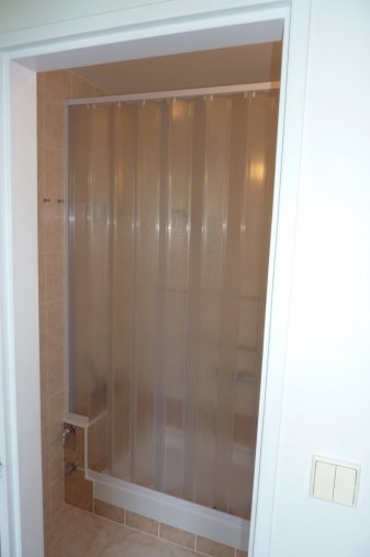 sprchové dveře - výřez na sokl - zataženo
