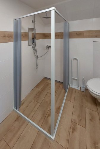 sprchový kout s montáží na podlahu, obě stěny otevřeny