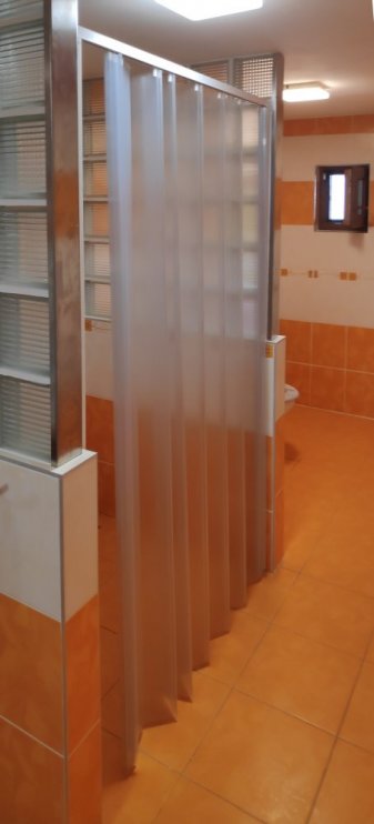 sprchové dveře - bezbariérový vstup - téměř zavřeno