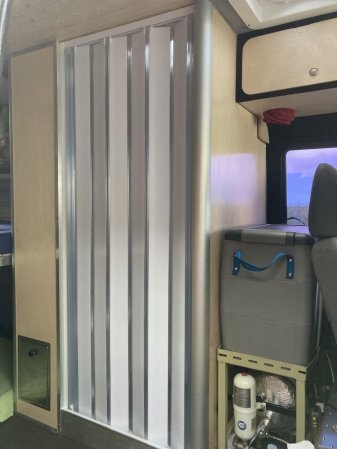 sprchové dveře - instalace obytný vůz