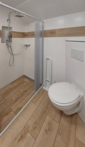 sprchový kout s montáží na podlahu, vstupní dveře otevřeny