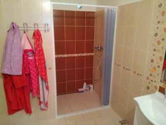 sprchové dveře - instalace na podlahu - otevřeno