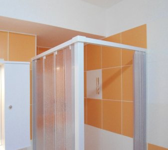 sprchový kout - horní detail - vstup otevřen vpravo
